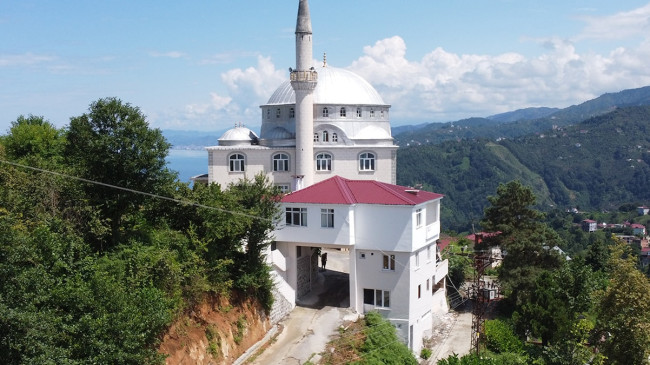Lojmandan yol geçiyor
